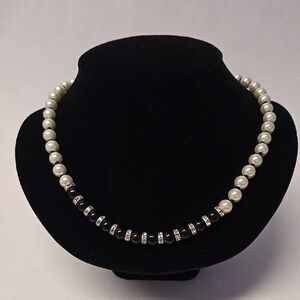 🌷3/$25 Elegant Faux Pearl and Onyx Necklace